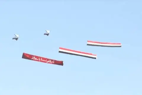 طائرة تحلق فوق حافلة منتخب مصر وتوجه رسالة للاعبين